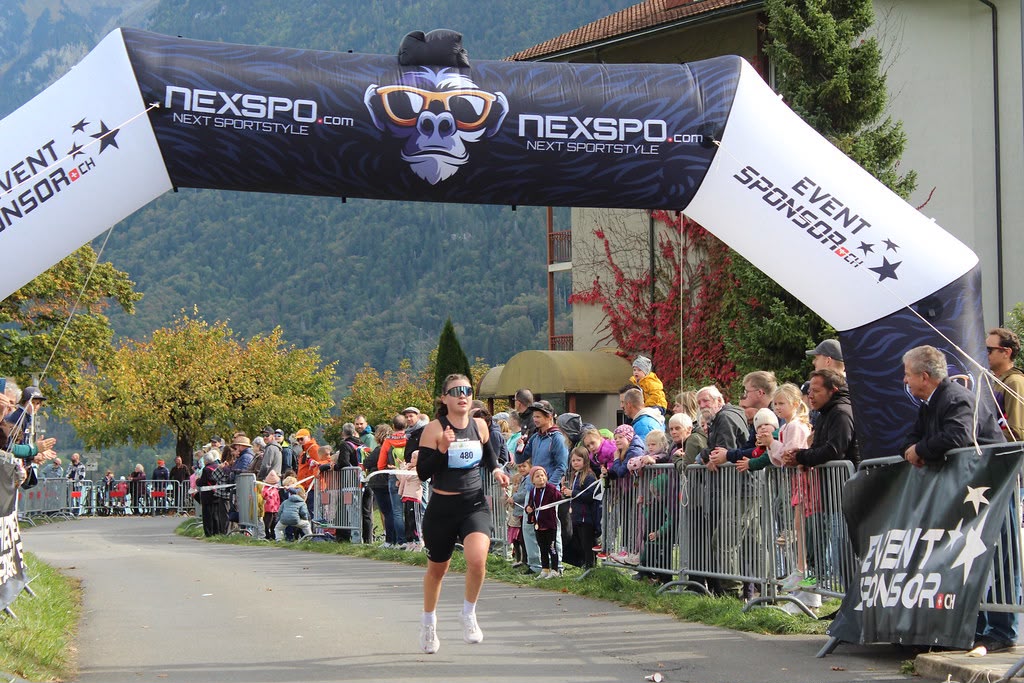 Lia Kapp beim Zieleinlauf am Brienzerseelauf
