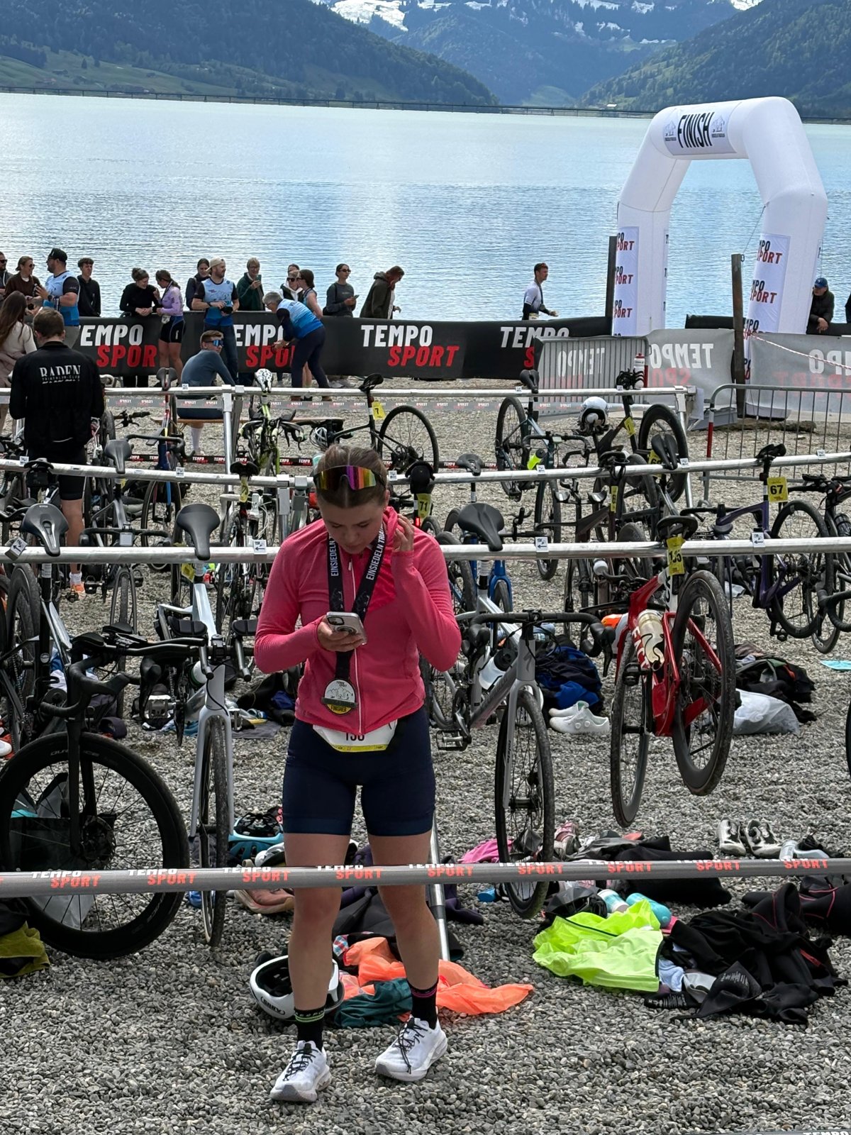 Lia Kapp mit Finisher-Medaille in der Wechselzone in Einsiedeln