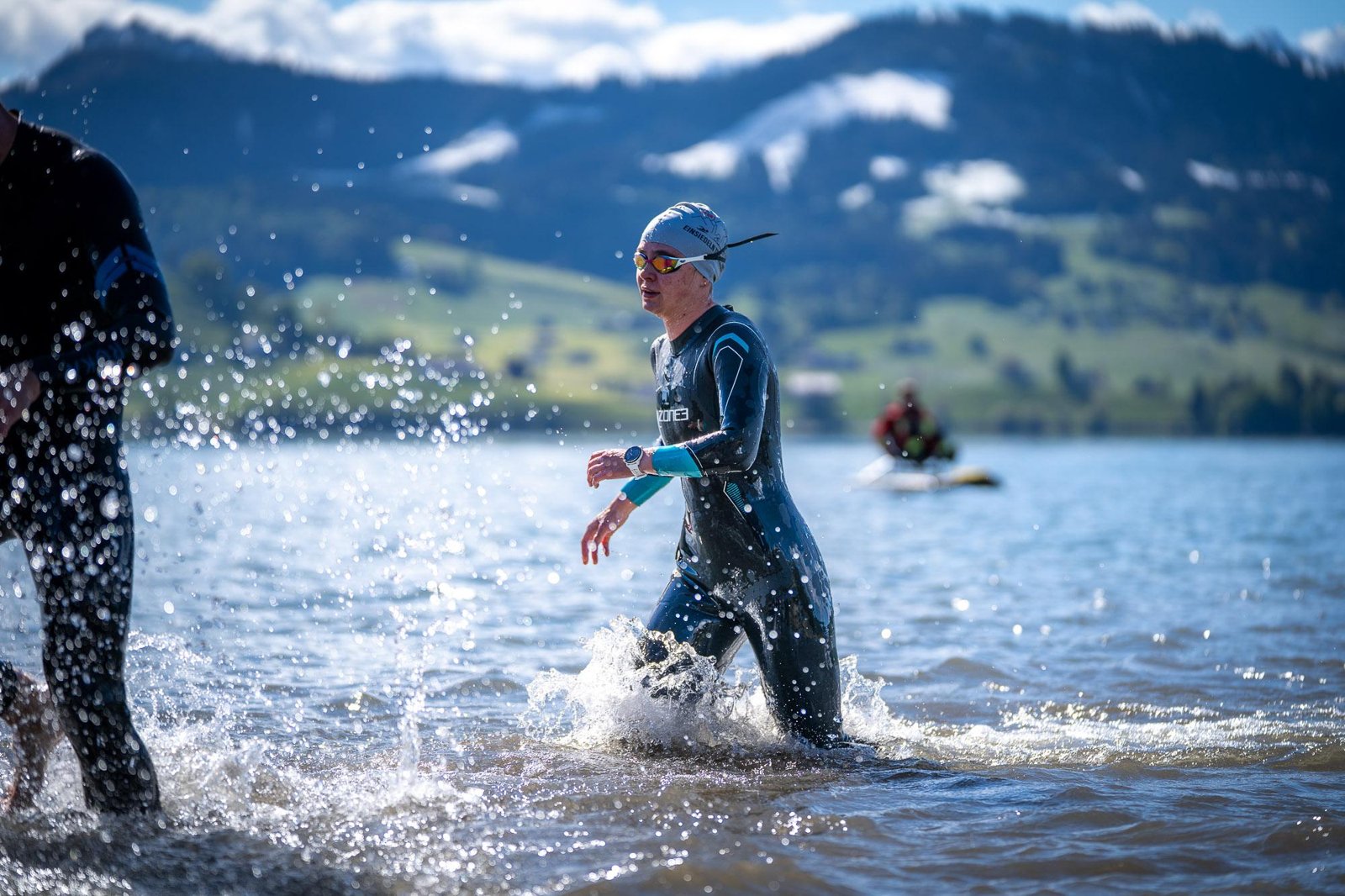 Lia Kapp beim Schwimmausstieg am Sihlsee, Einsiedeln Triathlon