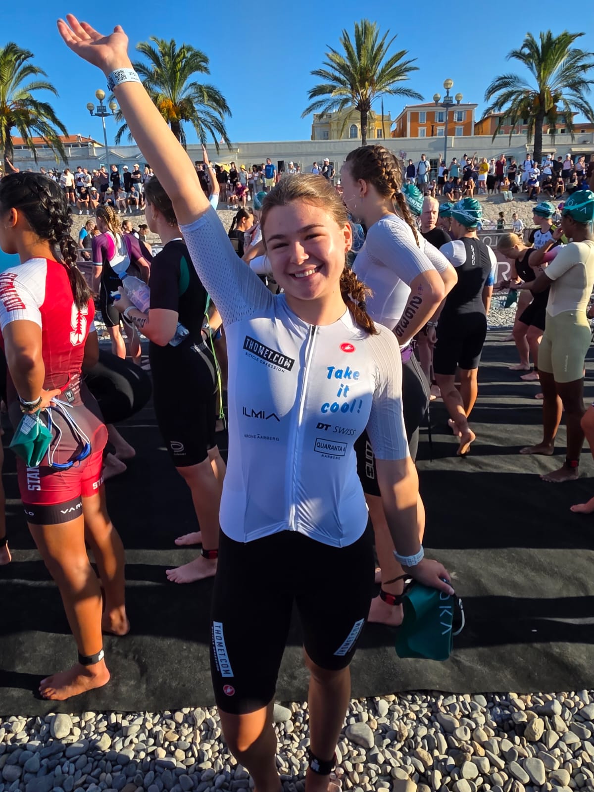 Lia Kapp jubelnd am Strand vor dem Schwimmstart in Nizza