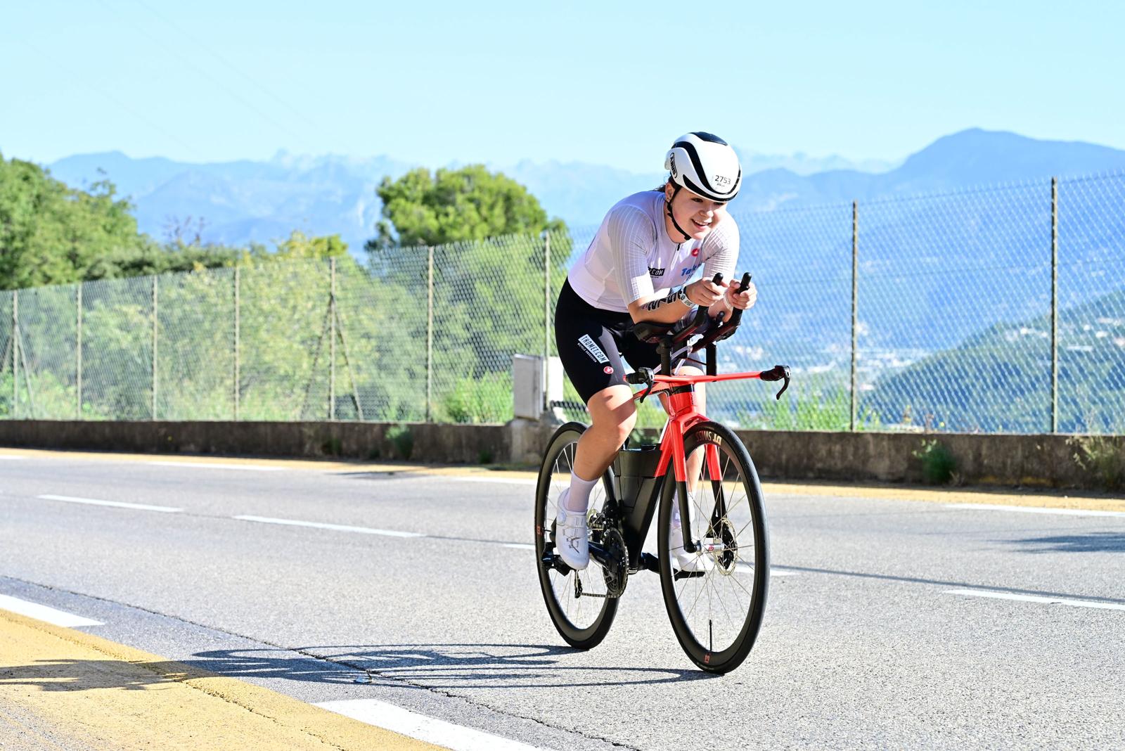 Lia Kapp auf dem Rad in den Hügeln über Nizza