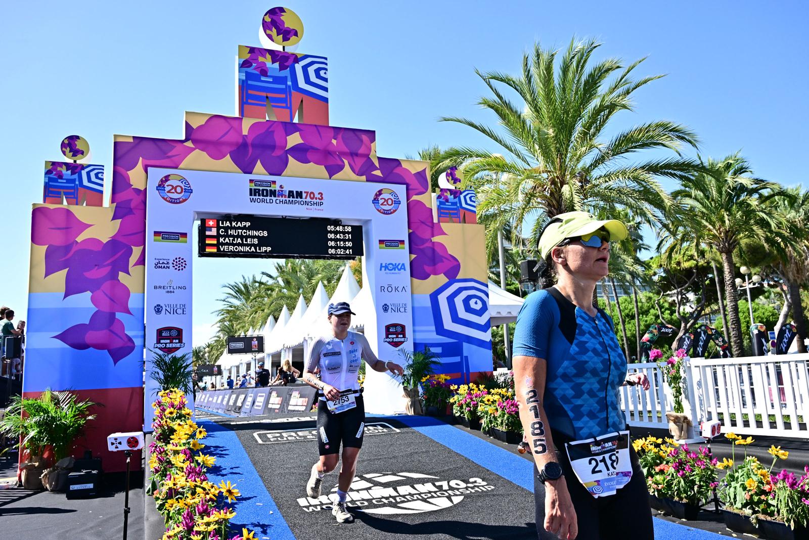Zieleinlauf-Anzeigetafel mit Lia Kapps Zeit 05:48:58 unter dem Ironman-Bogen in Nizza