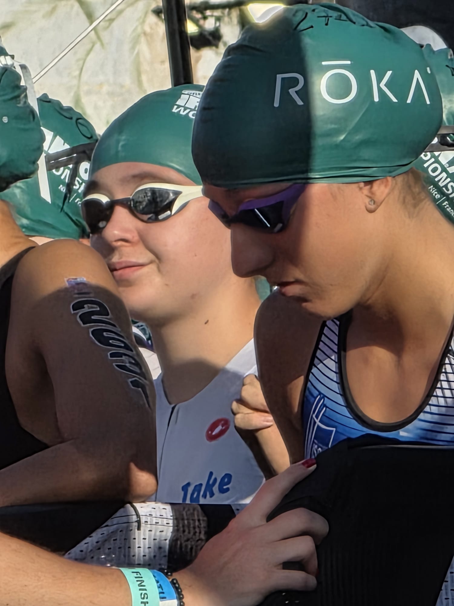 Lia Kapp mit Schwimmkappe kurz vor dem Start im Wasser