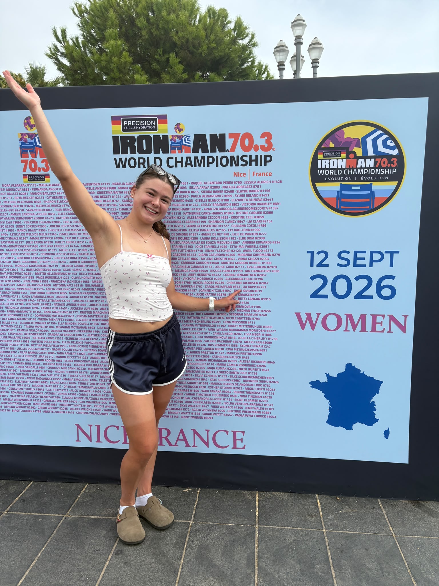 Lia Kapp vor der Startnummern-Wand der Ironman 70.3 WM in Nizza